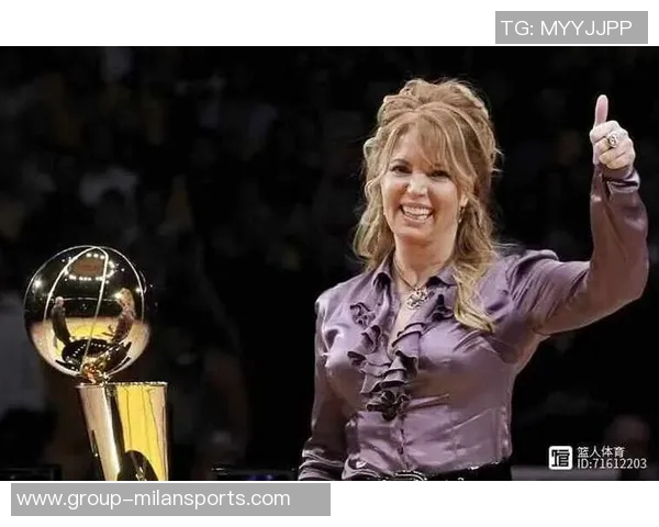 媒体人解读杨立瑜竖大拇指事件背后的真实情感与球迷互动的误解 媒体人解读杨立瑜竖大拇指事件背后的真实情感与球迷互动的误解