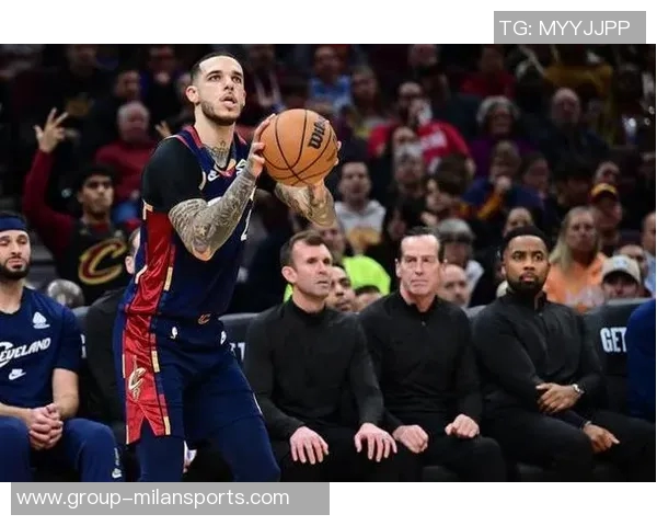 朗佐鲍尔表现平平三分球失准8投仅中2得6分5篮板5助攻2抢断 朗佐鲍尔表现平平三分球失准8投仅中2得6分5篮板5助攻2抢断