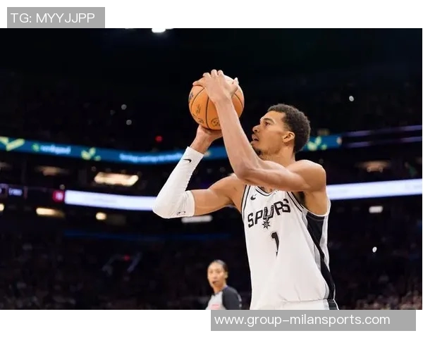 内线核心表现出色科内特半场高效贡献8分4板1帽助球队领先 内线核心表现出色科内特半场高效贡献8分4板1帽助球队领先