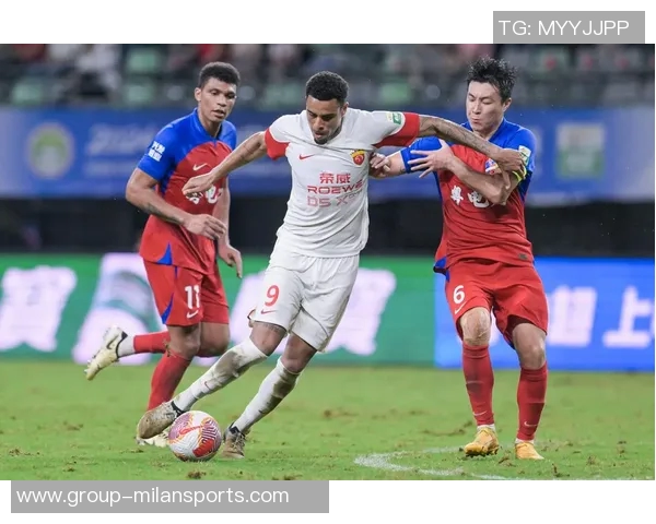 上海海港俱乐部新赛季遭罚五分引发广泛关注与讨论